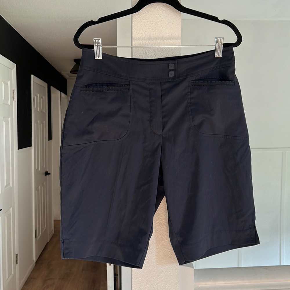 Tail blue Bermuda golf shorts flat front size 6 pockets